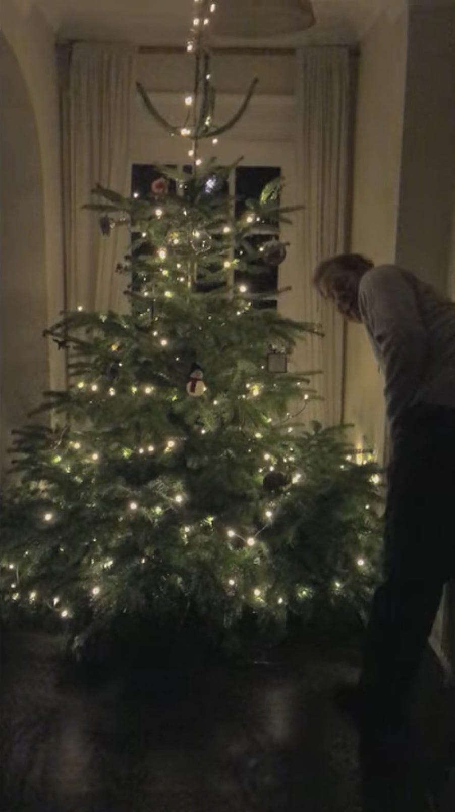 Prinz Harry zündet in Nottingham Cottage einen Weihnachtsbaum an