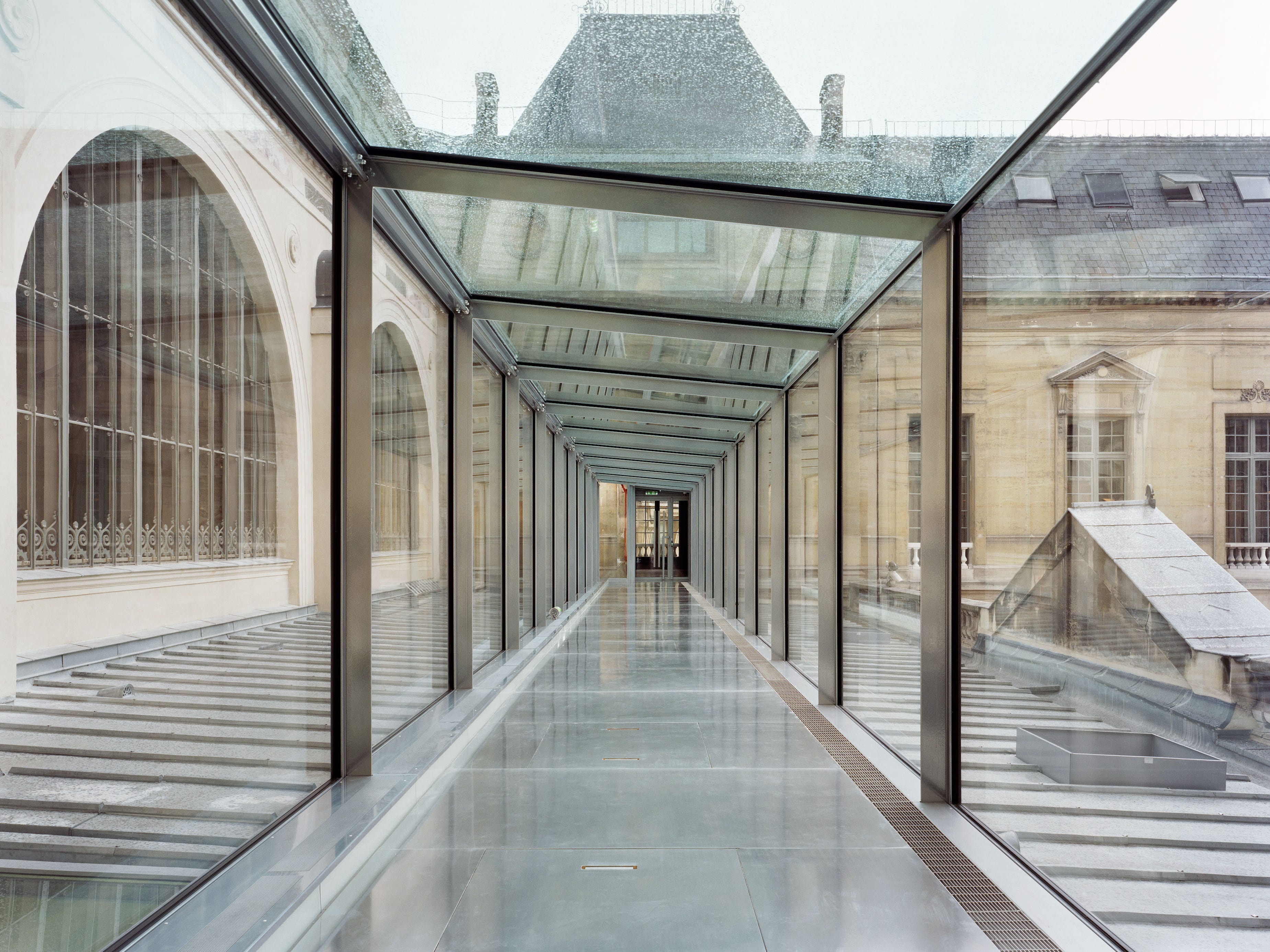 Ein Glaskorridor über dem Dach führt zu einem neuen Museumsraum.