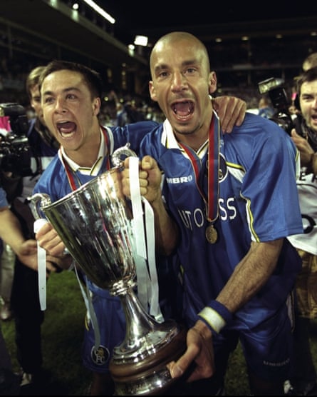 Gianluca Vialli als Spielertrainer von Chelsea mit seinem Kapitän Dennis Wise im Jahr 1998 nach dem Finale des Europapokals der Pokalsieger gegen den VfB Stuttgart in Stockholm, Schweden.