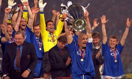 Juventus-Kapitän Gianluca Vialli hebt den Champion-League-Pokal nach ihrem Sieg gegen Ajax in Rom 1996.