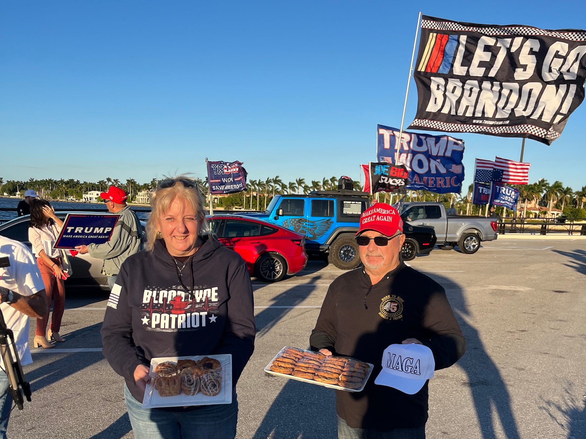Trump schickte Kekse und Hüte als Dankeschön an Unterstützer, die sich am 6. Januar vor Mar-a-Lago versammelten.