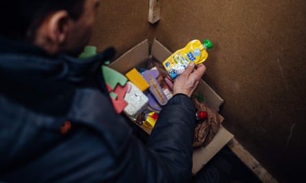 Ein Überlebenskit, das von Menschen zusammengestellt wurde, die in einem Wohnblock in Kiew leben.