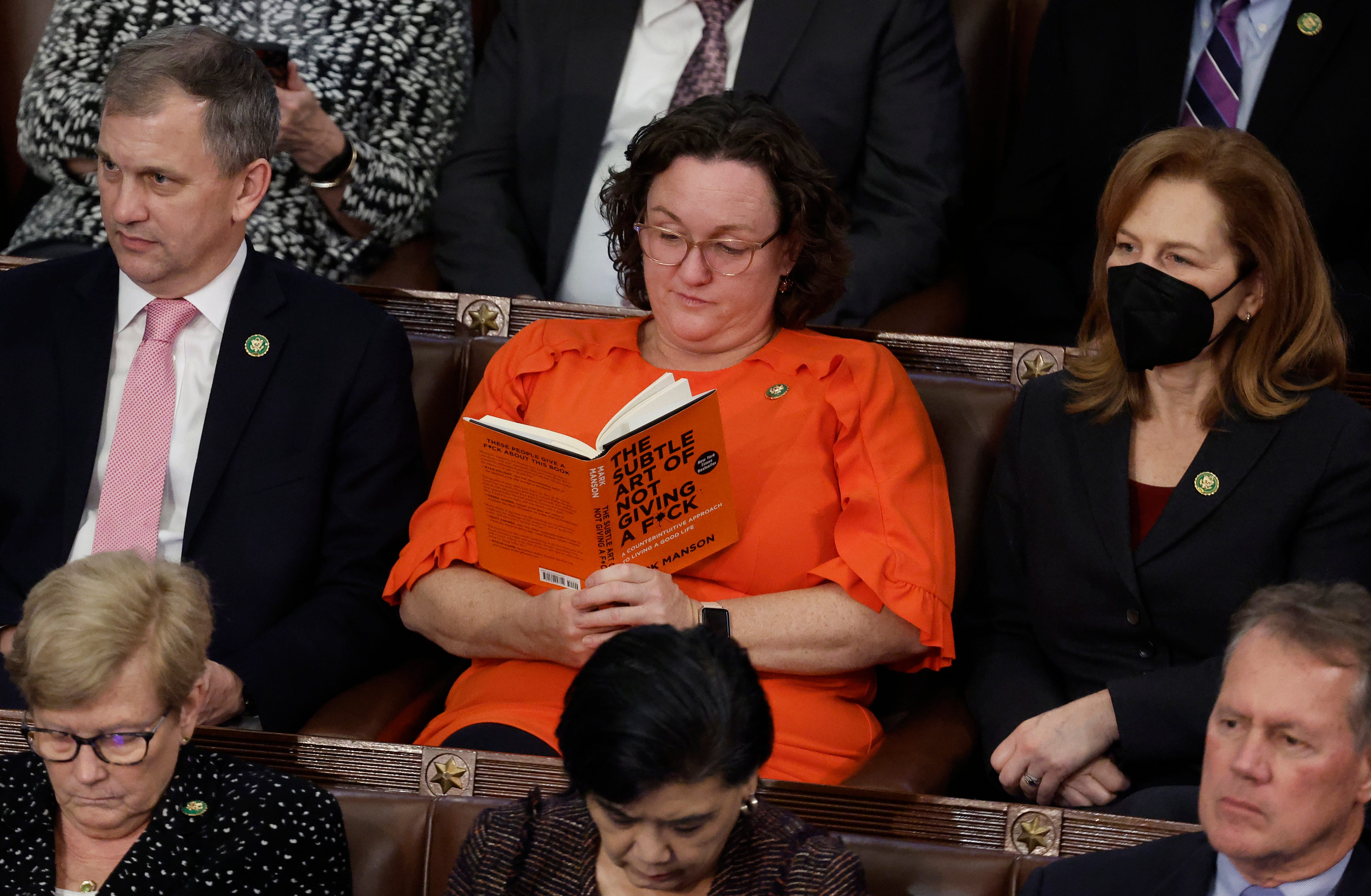 Die gewählte US-Abgeordnete Katie Porter (D-CA) liest am vierten Tag der Wahlen zum Sprecher des Repräsentantenhauses im US-Kapitolgebäude am 06. Januar 2023 in Washington, DC, ein Buch in der Kammer des Repräsentantenhauses.