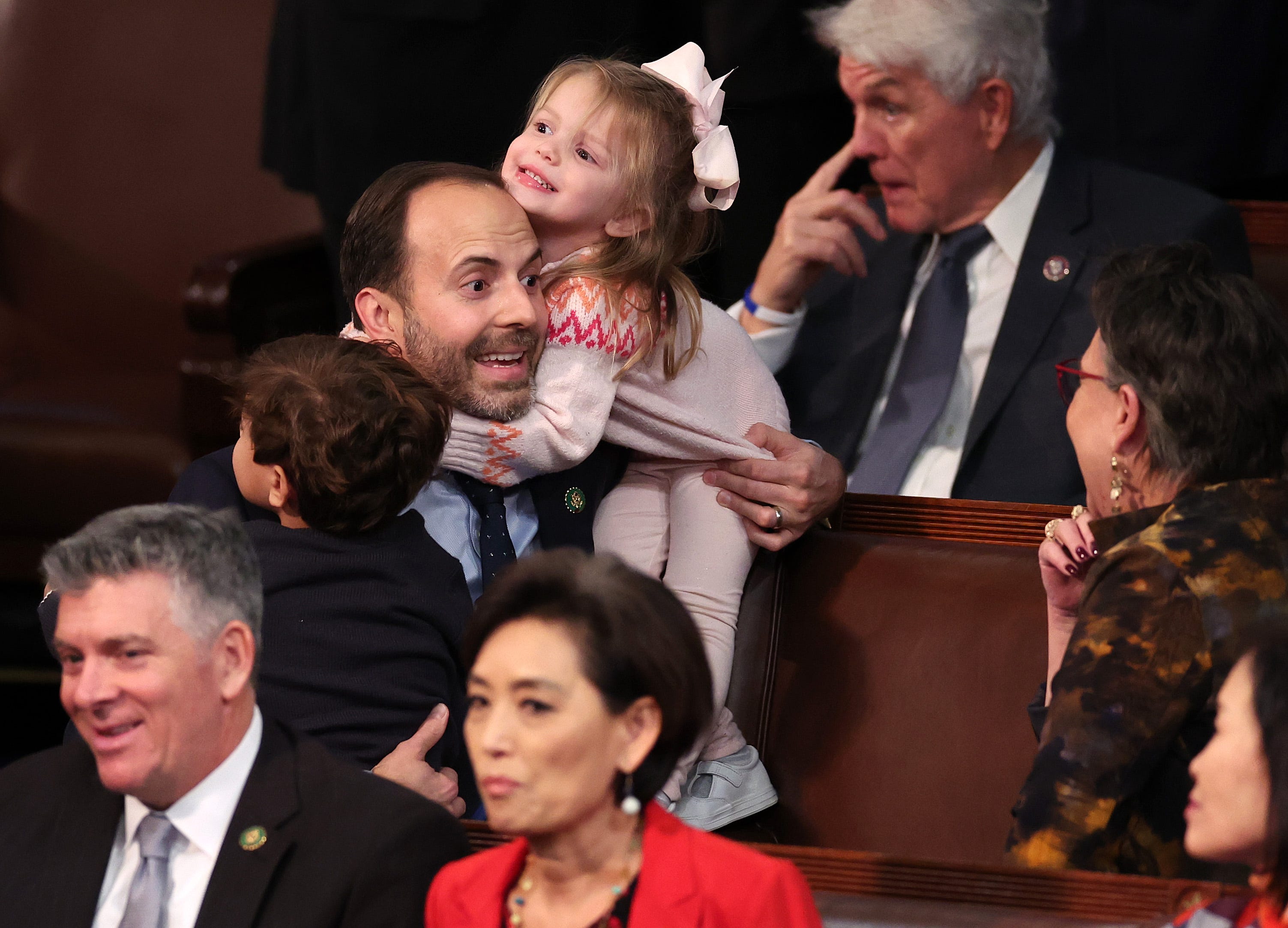 Der gewählte US-Abgeordnete Lance Gooden (R-TX) trägt seine Kinder Milla und Liam am vierten Tag der Wahlen zum Sprecher des Repräsentantenhauses im US-Kapitolgebäude am 06. Januar 2023 in Washington, DC, in die Kammer des Repräsentantenhauses.