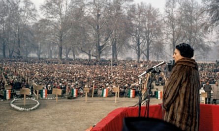 Indira Gandhi spricht 1972 auf einer Massenkundgebung in Kaschmir.