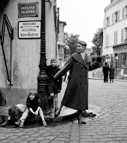 Ein Mode-Fotoshooting in Montmarte, Paris im Jahr 1960.