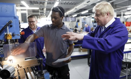 Boris Johnson mit Student des Technologiezentrums