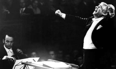 Leonard Bernstein dirigiert 1976 die Wiener Philharmoniker.
