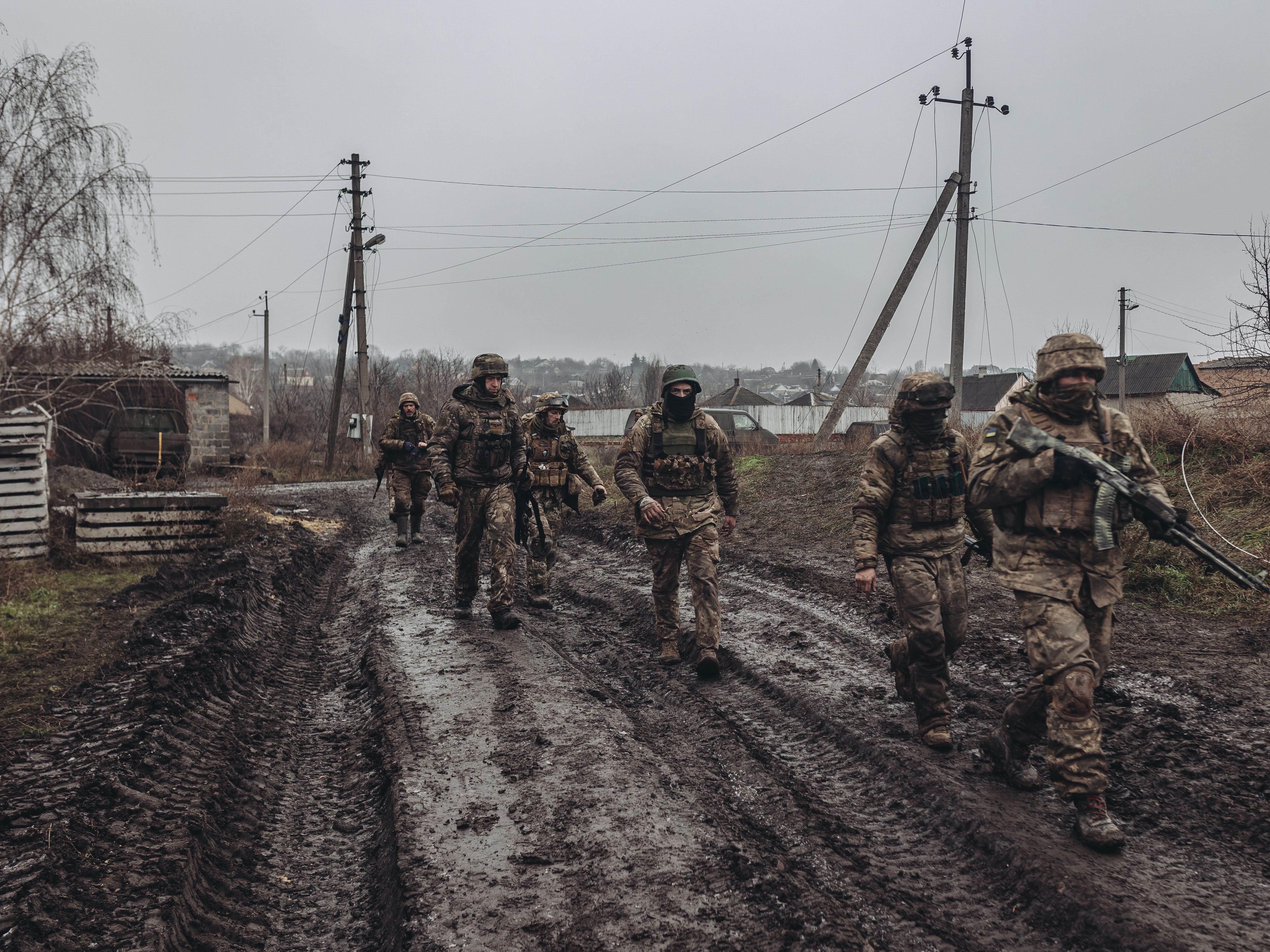 Ukrainische Soldaten gehen am 16. Dezember 2022 an die Front in Bachmut, Ukraine.