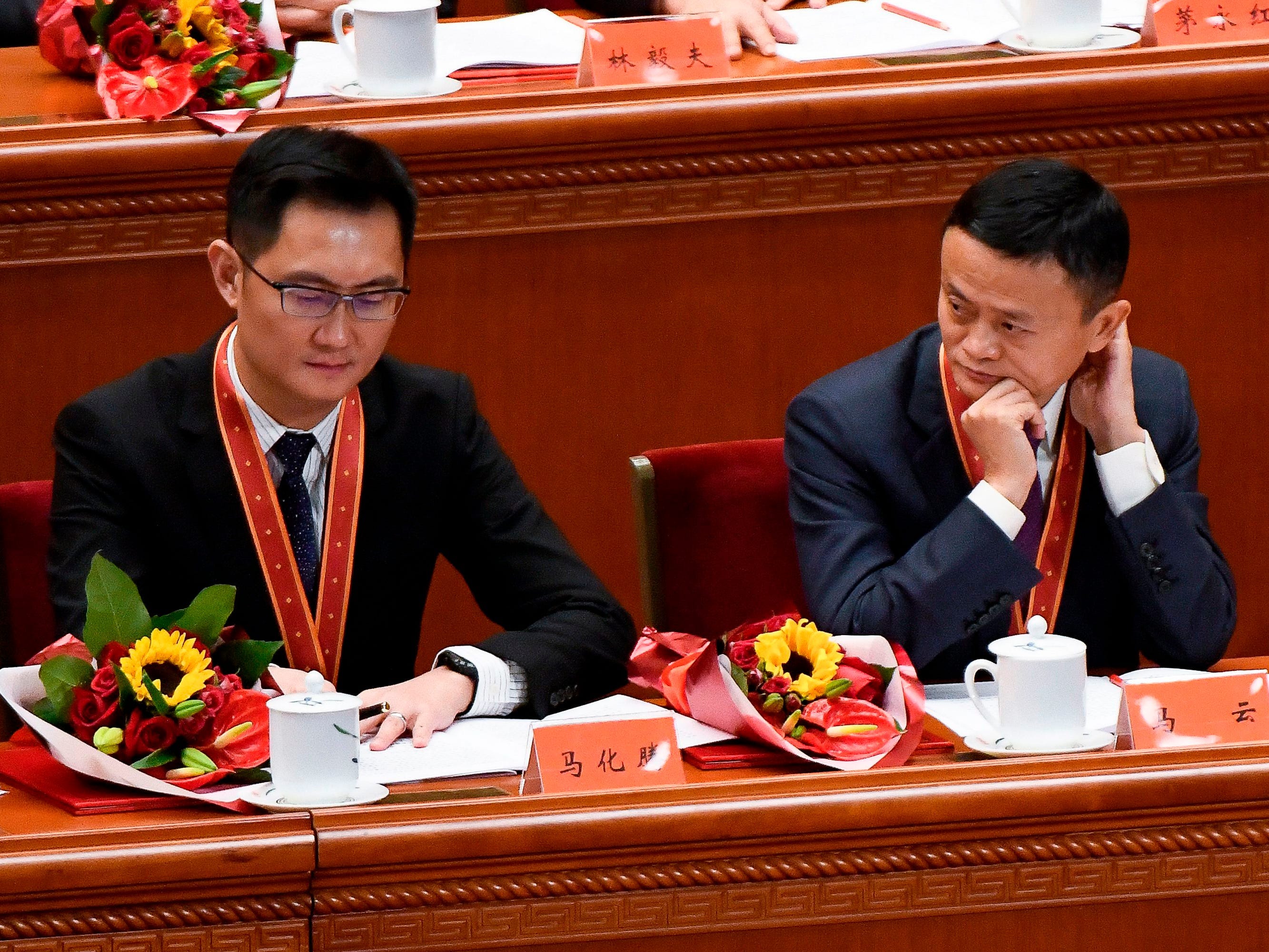 Der Mitbegründer von Alibaba, Jack Ma (r.), sieht Pony Ma, CEO von Tencent Holdings, während einer Feierveranstaltung anlässlich des 40. Jahrestags der chinesischen „Reform- und Öffnungspolitik“ in der Großen Halle des Volkes in Peking am 18. Dezember 2018.