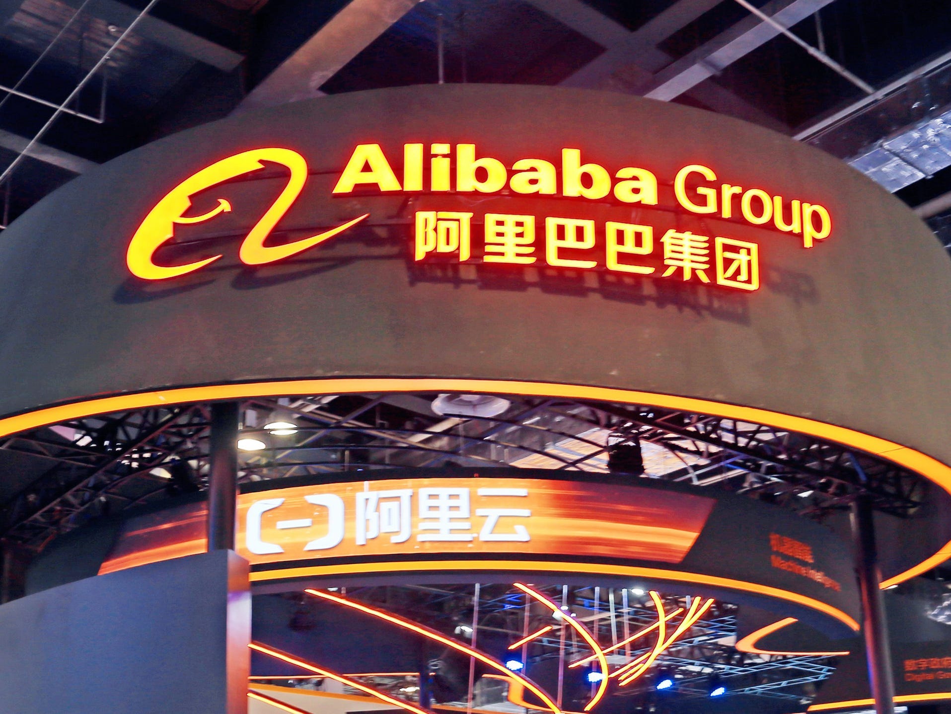 Eine Szene aus KI-Technologie und digitalem Smart Life am Stand von Alibaba und der Ant Group auf dem World Intelligence Congress in Shanghai, China, im Juli 2021.