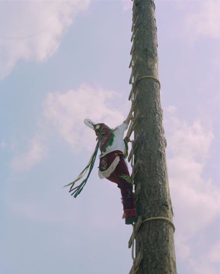 Irene García klettert auf den Pol der Voladores 