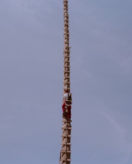 Ein Volador, der auf einen Baum klettert, Cuetzalan del Progreso