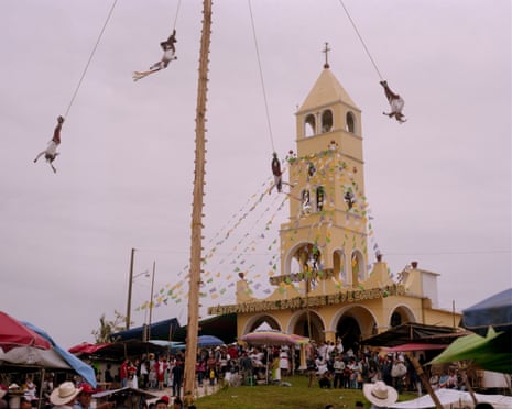 Voladores treten während des Patronatsfestes in Reyesogpan de Hidalgo, Cuetzalan del Progreso auf