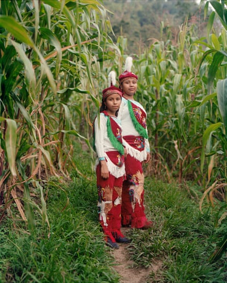 Yolanda und Xochitl Morales auf dem Milpa-Feld ihrer Familie