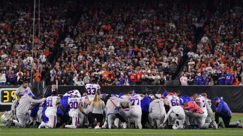 Bills-Spieler kauern und beten, nachdem Hamlin auf dem Feld zusammengebrochen ist.