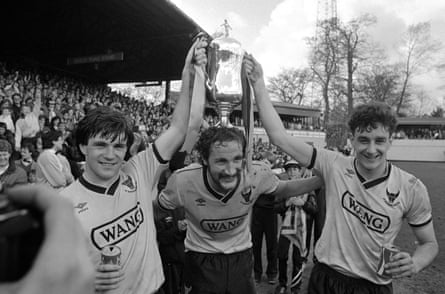 Ray Houghton, Billy Hamilton und John Aldridge zeigen ihrem heimischen Publikum den Milk Cup, den Oxford United im April gewonnen hatte, nachdem sie mit dem 3:0-Sieg gegen Arsenal oben geblieben waren.