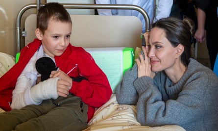 Angelina Jolie besucht ein verletztes Kind in der ukrainischen Region Lemberg nach dem Raketenangriff auf den Bahnhof Kramatorsk.