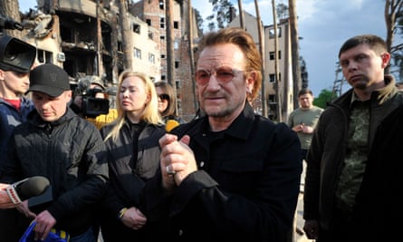 Bono von U2 inspiziert im Mai die Schäden an einem Wohngebiet in der ukrainischen Stadt Irpin in der Nähe von Kiew.
