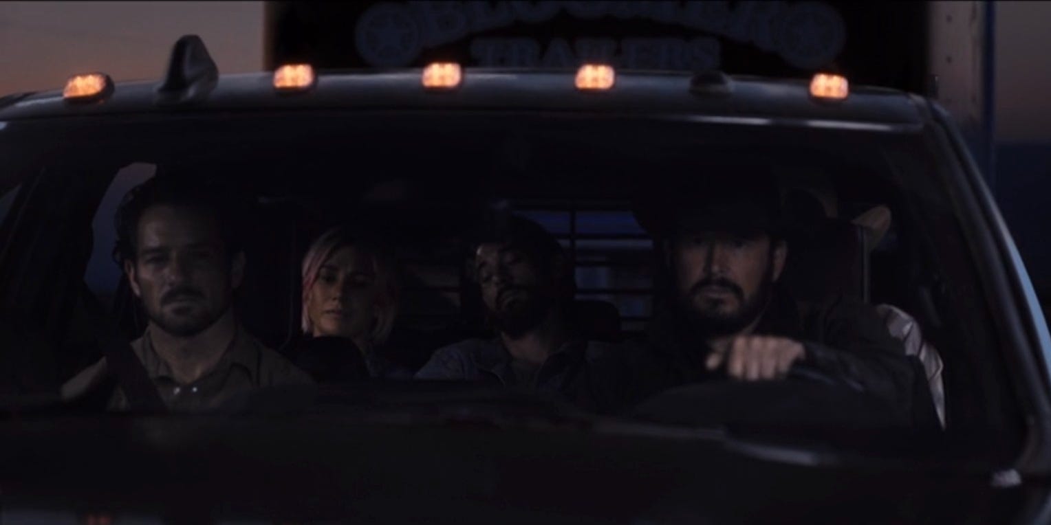 Ryan (Ian Bohen), Teeter (Jennifer Landon), Walker (Ryan Bingham), Jake (Jake Ream) und Rip Wheeler (Cole Hauser) in „Yellowstone“.