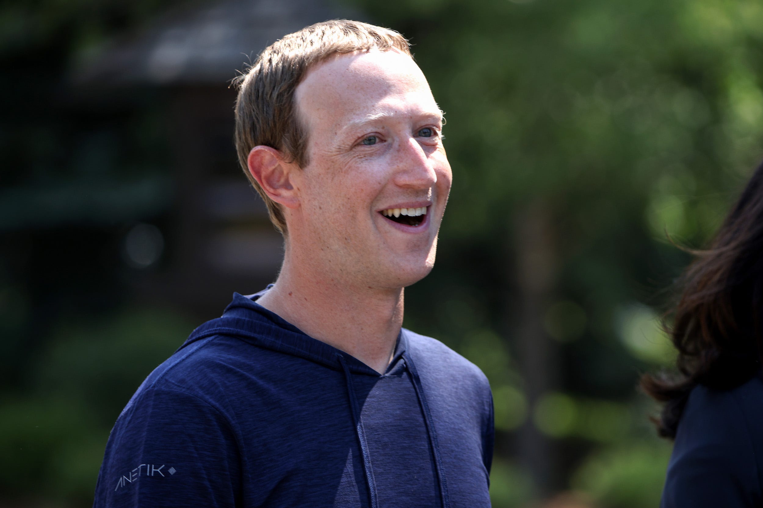 Mark Zuckerberg lächelt, als er bei der Sun Valley-Konferenz 2021 nach draußen geht
