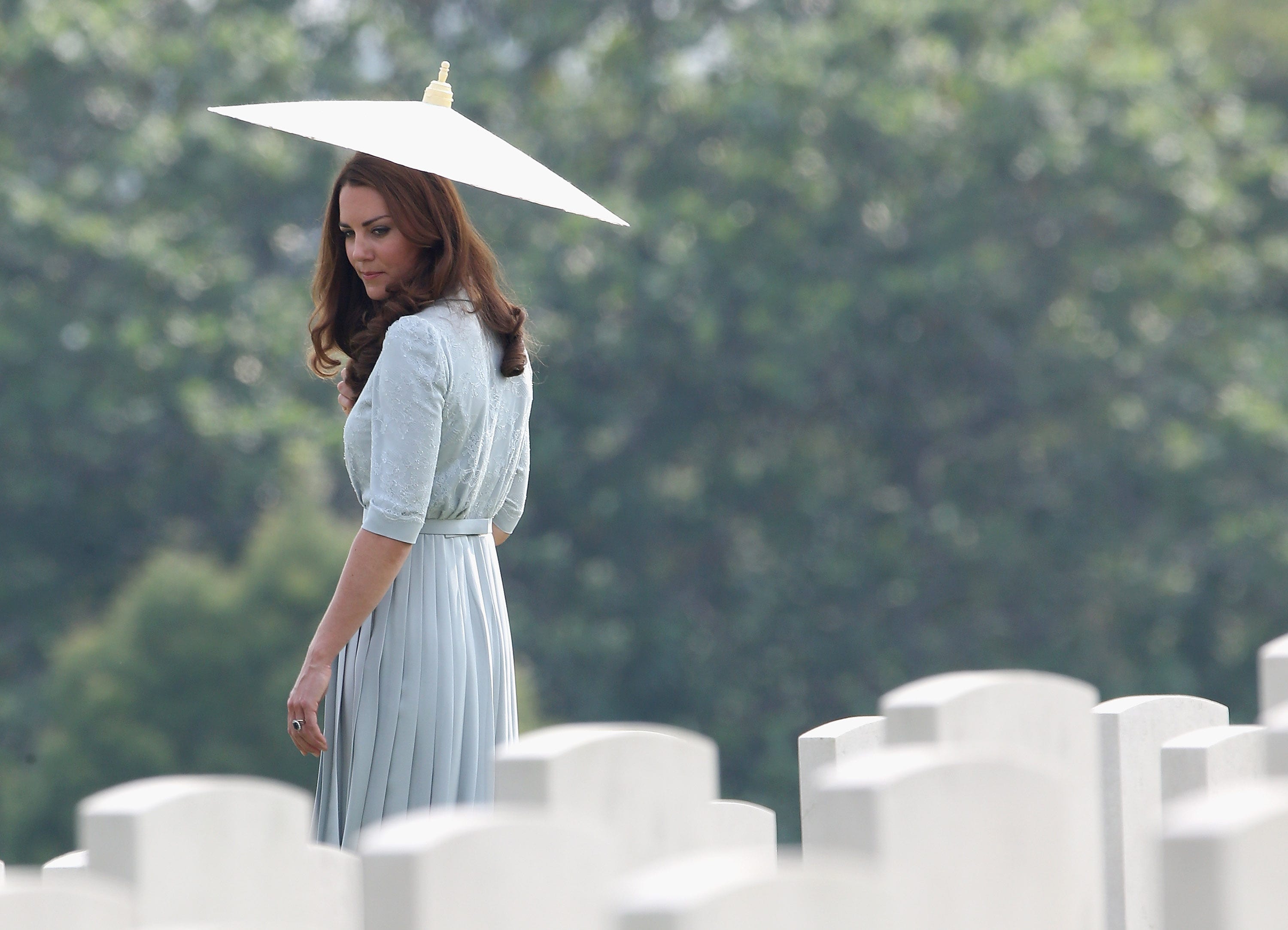Kate Middleton besucht einen Friedhof in Singapur.