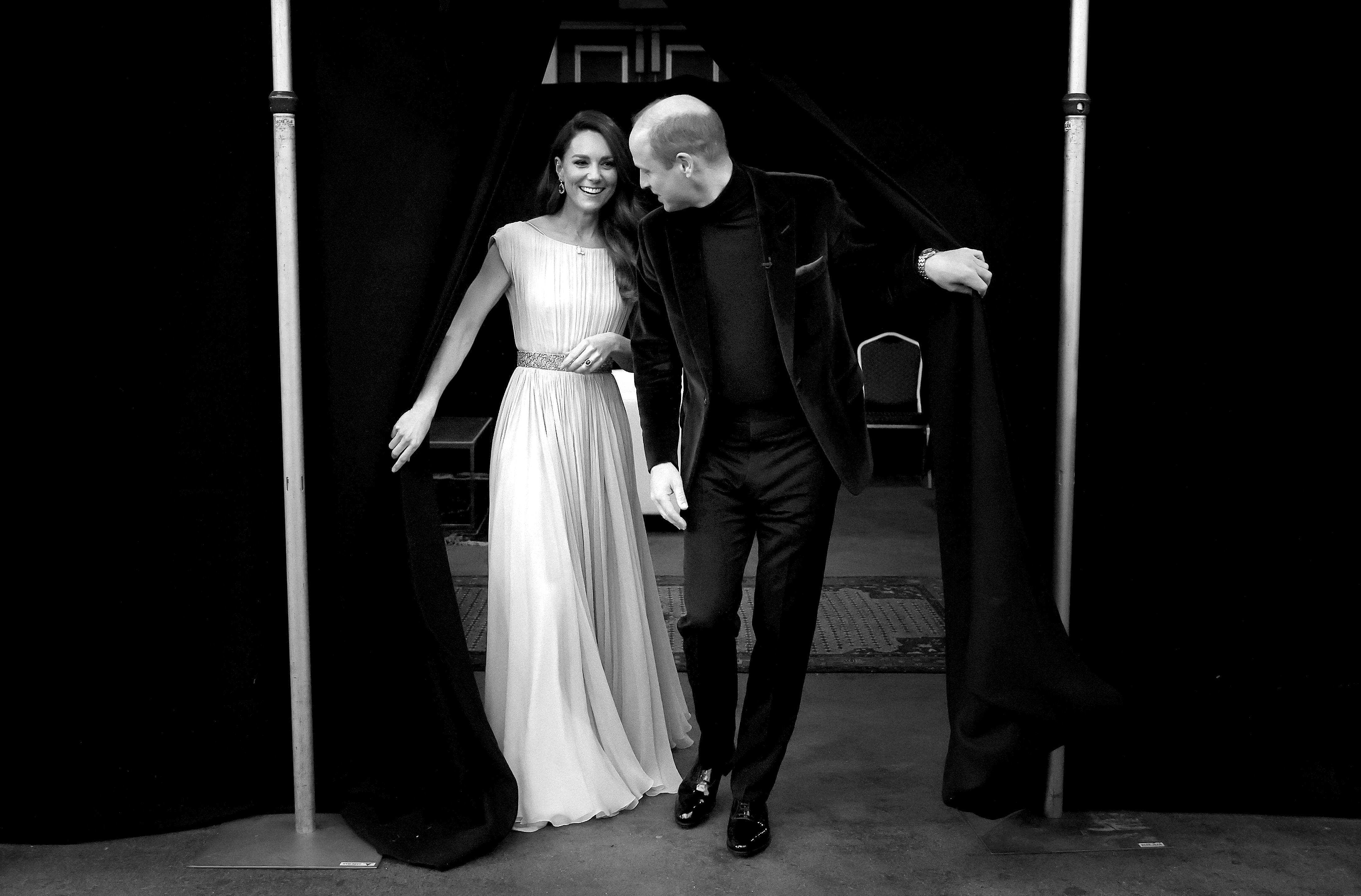 Ein Schwarz-Weiß-Foto von Prinz William und Kate Middleton bei den Earthshot Awards.