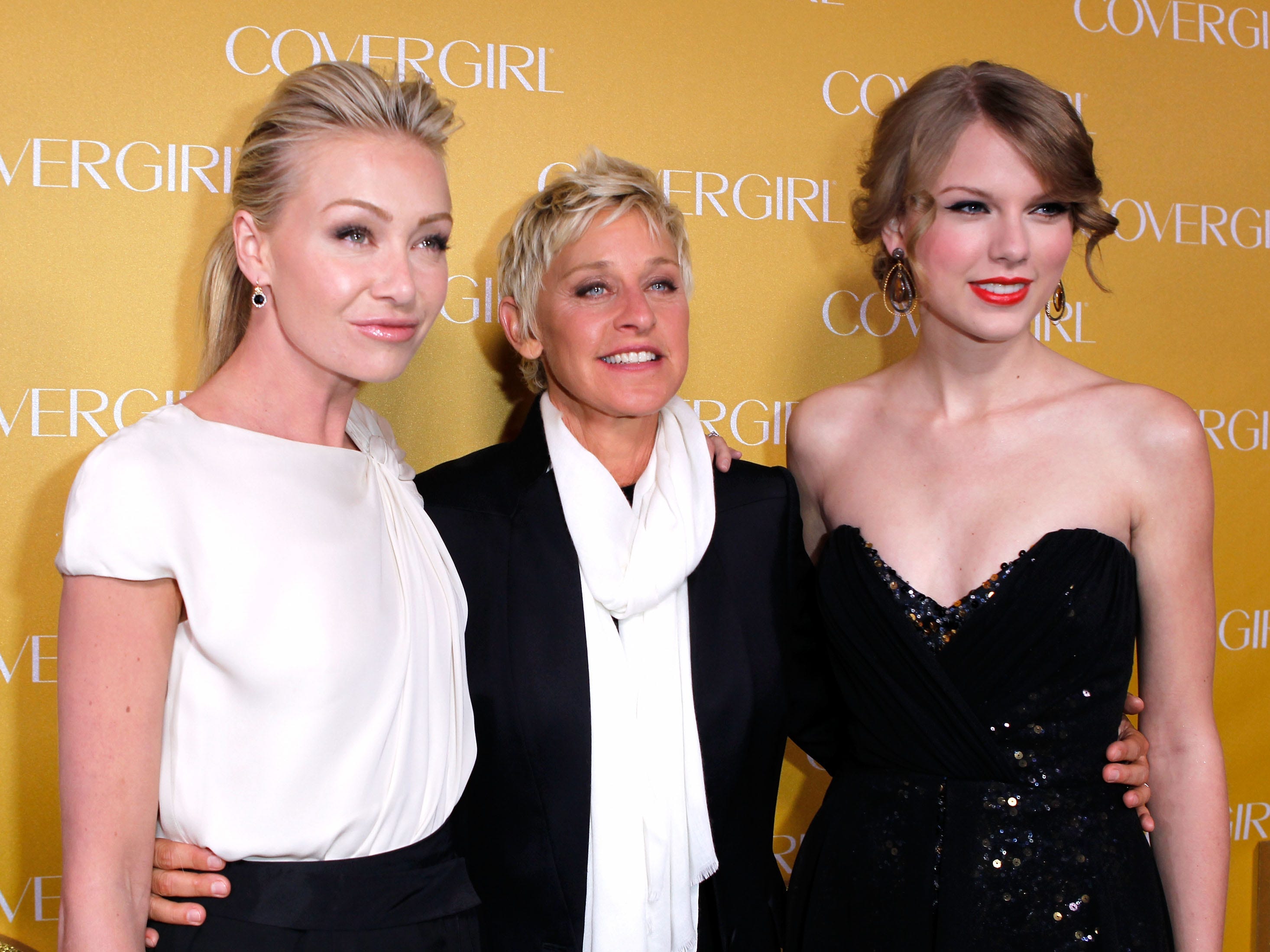 Taylor Swift posierte im Januar 2011 mit Ellen DeGeneres und ihrer Frau Portia Del Rossi.