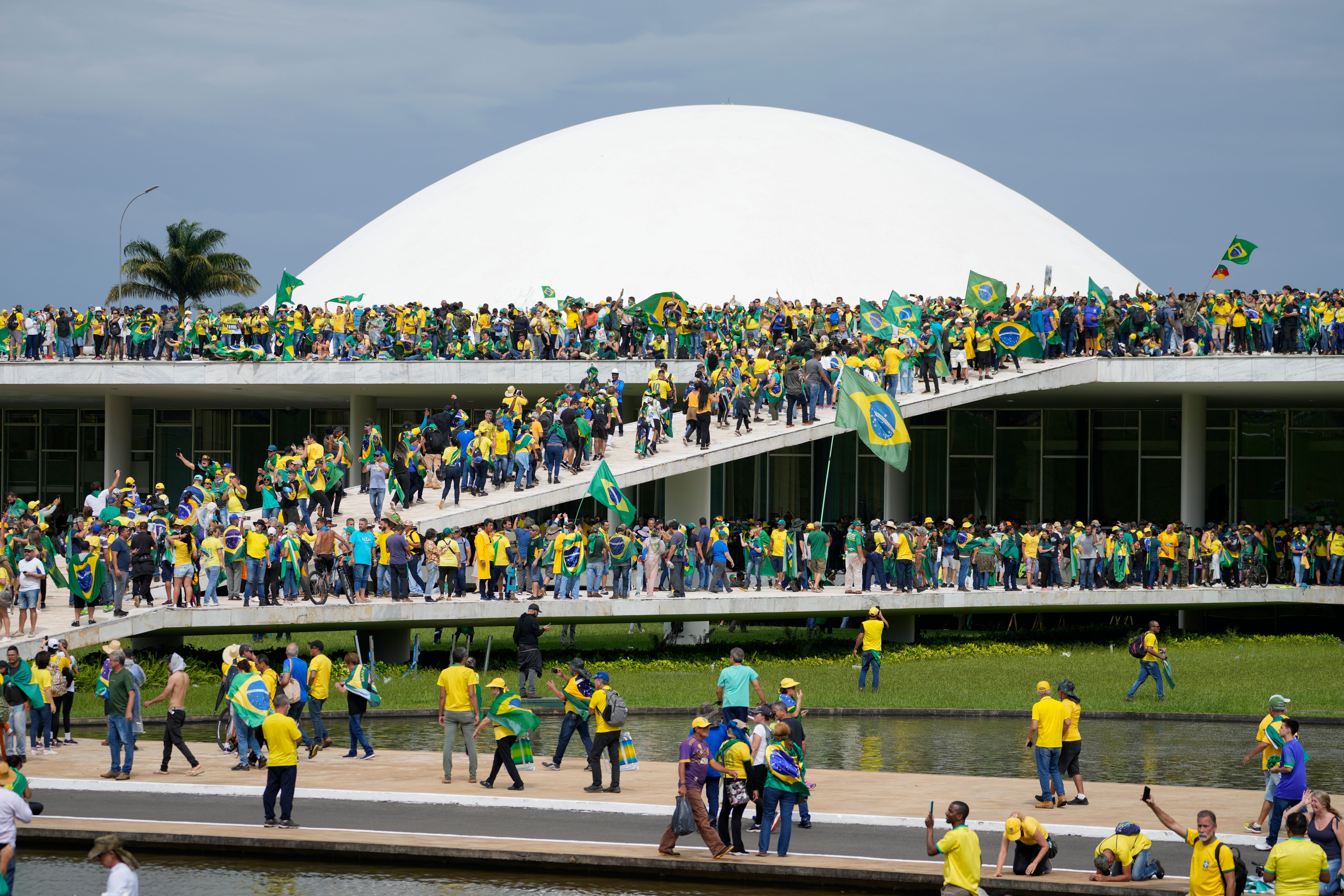 Demonstranten, Unterstützer des ehemaligen brasilianischen Präsidenten Jair Bolsonaro, stürmen am Sonntag, den 8. Januar 2023, das Gebäude des Nationalkongresses in Brasilia, Brasilien.