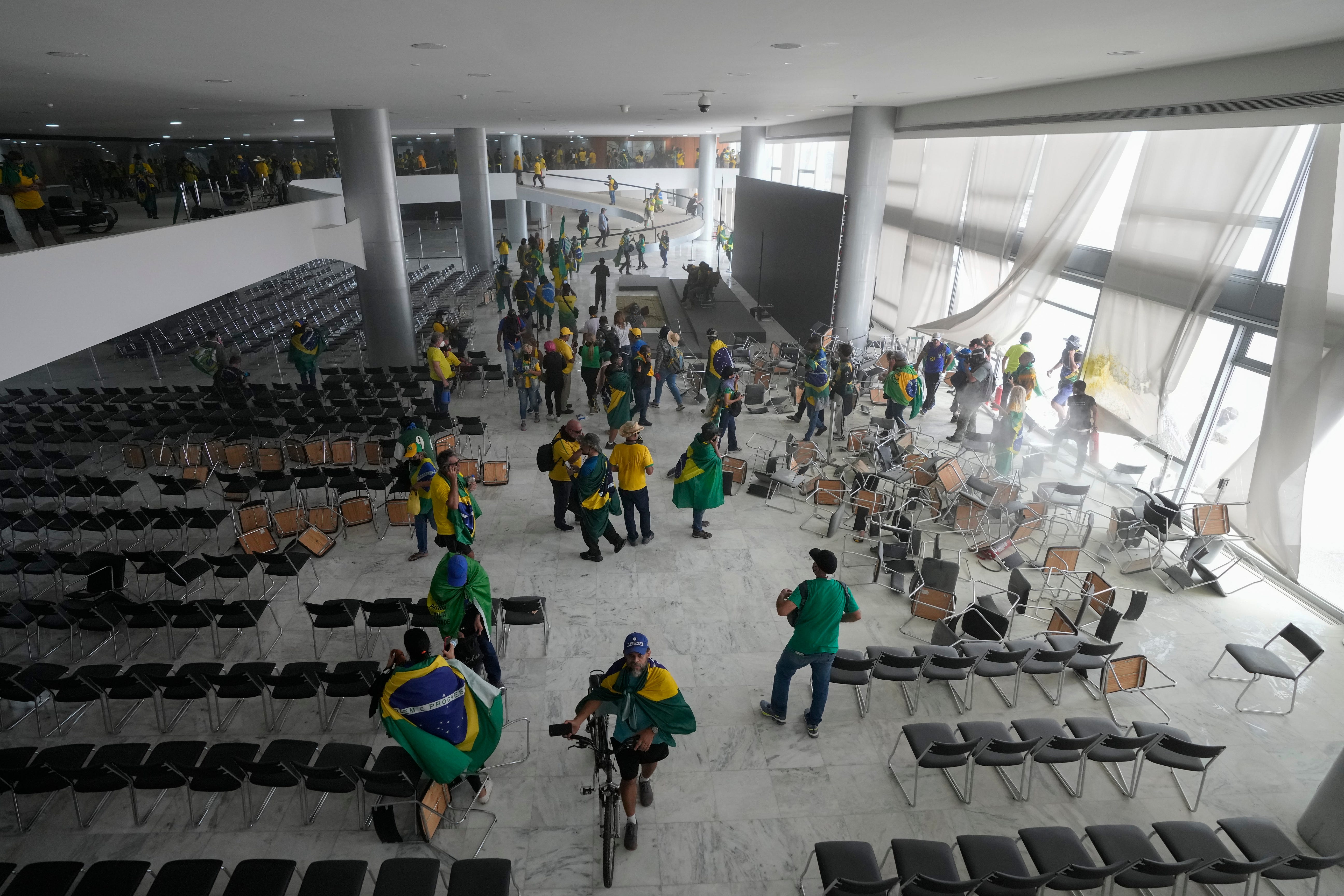 Demonstranten, Unterstützer des ehemaligen brasilianischen Präsidenten Jair Bolsonaro, stürmen am Sonntag, 8. Januar 2023, den Planalto-Palast in Brasilia, Brasilien.
