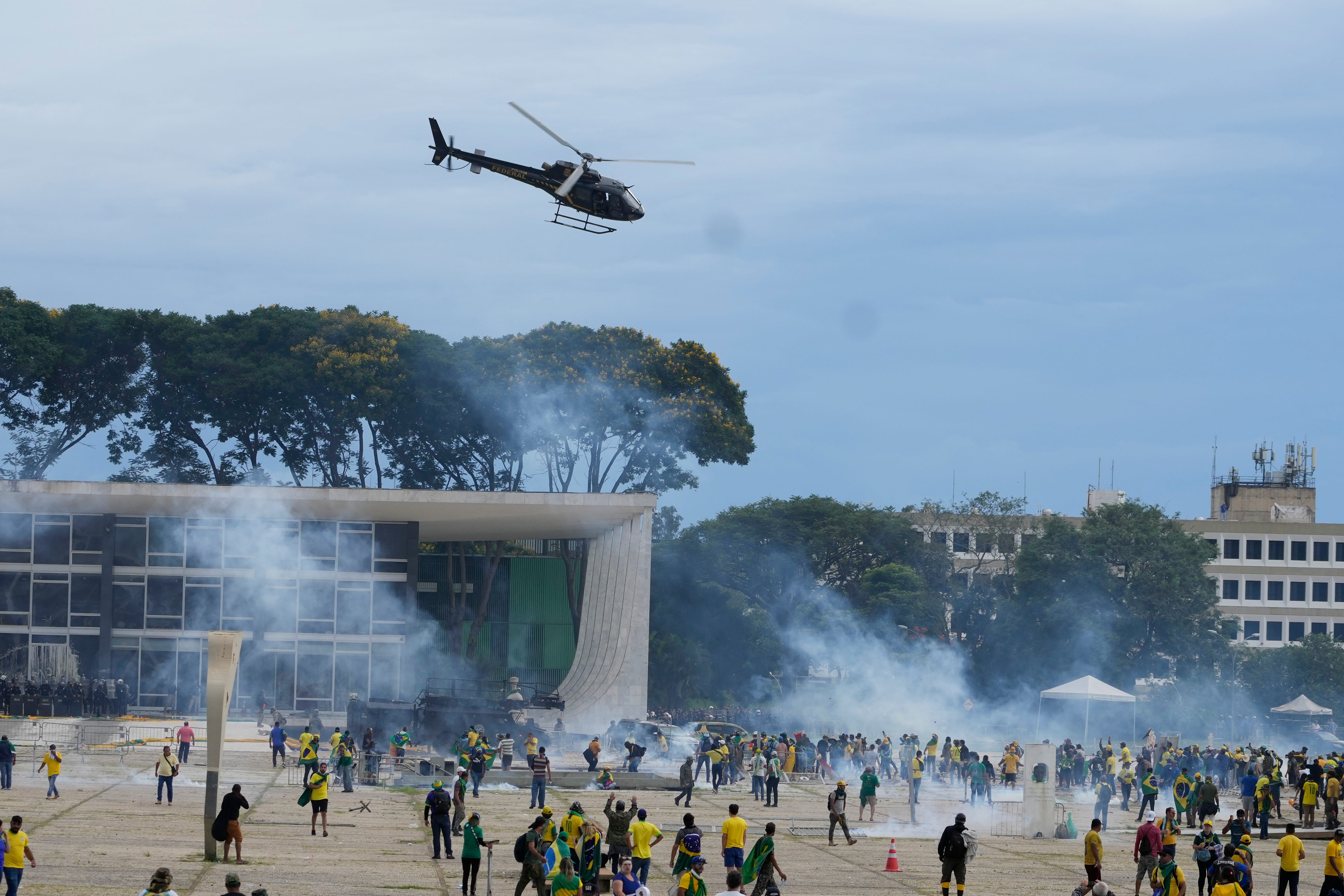 Demonstranten, Anhänger des ehemaligen brasilianischen Präsidenten Jair Bolsonaro, stoßen am Sonntag, den 8. Januar 2023, beim Sturm auf den Planalto-Palast in Brasilia, Brasilien, mit der Polizei zusammen. Planalto ist der offizielle Arbeitsplatz des Präsidenten von Brasilien.