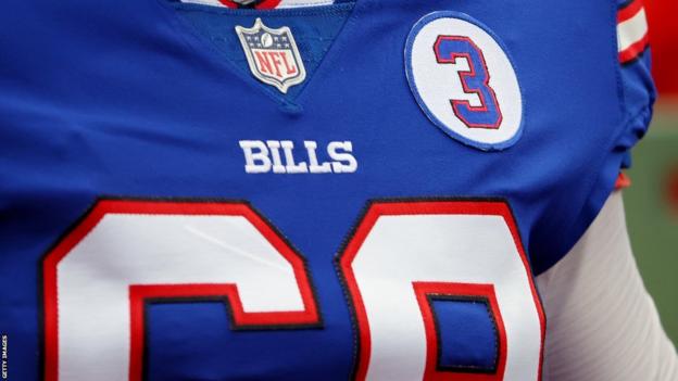 Ein Spieler der Buffalo Bills trägt einen Aufnäher mit der Nummer drei auf seinem Trikot, um Damar Hamlin zu unterstützen