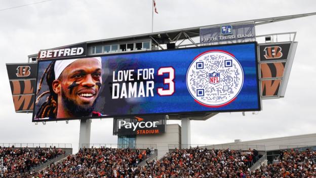 Ein Bild von Damar Hamlin und die Botschaft „Love for Damar 3“ werden im Paycor-Stadion der Cincinnati Bengals ausgestellt