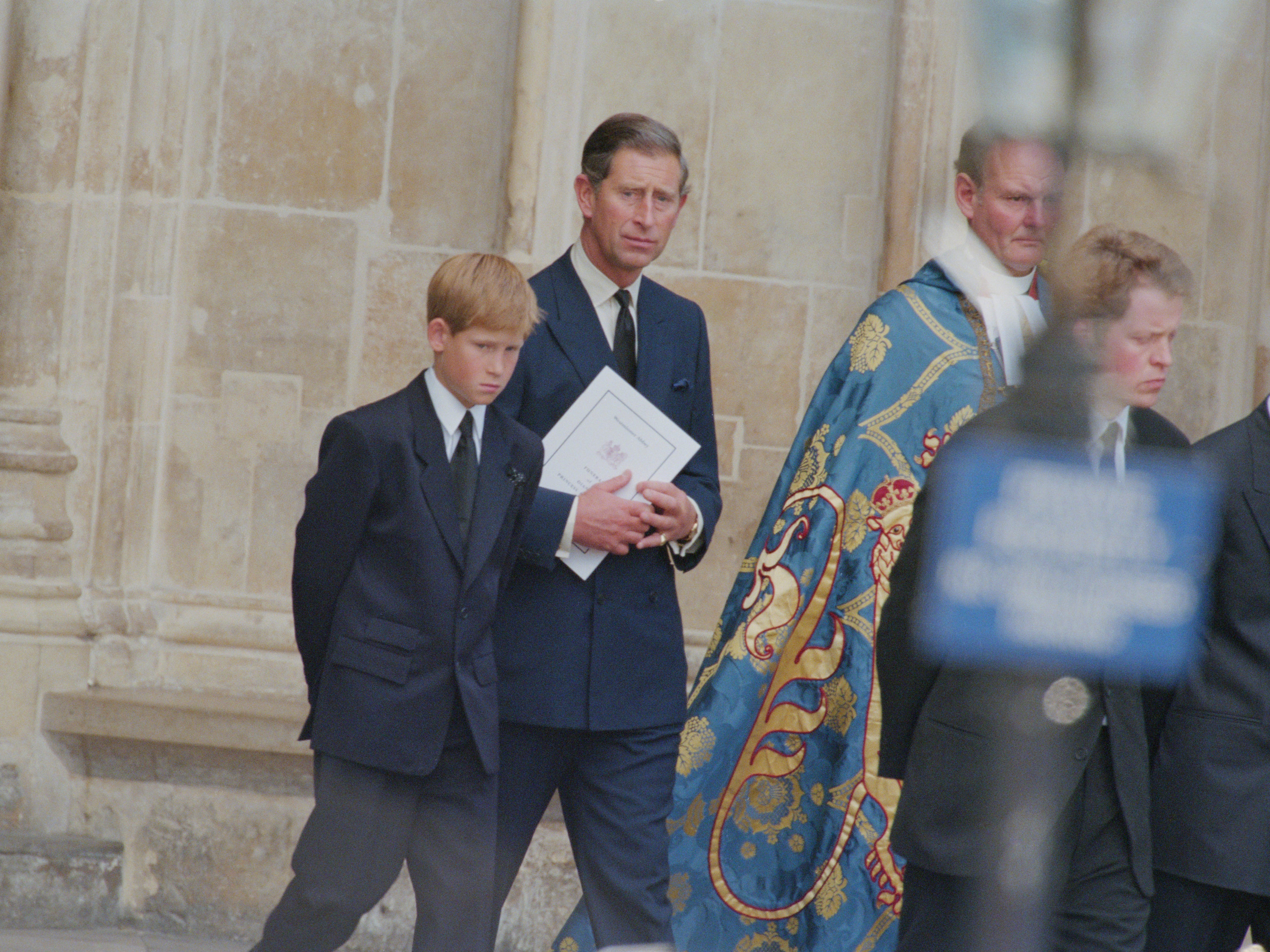 König Charles und Prinz Harry in der Westminster Abbey zur Trauerfeier für Diana, Prinzessin von Wales, 6. September 1997.