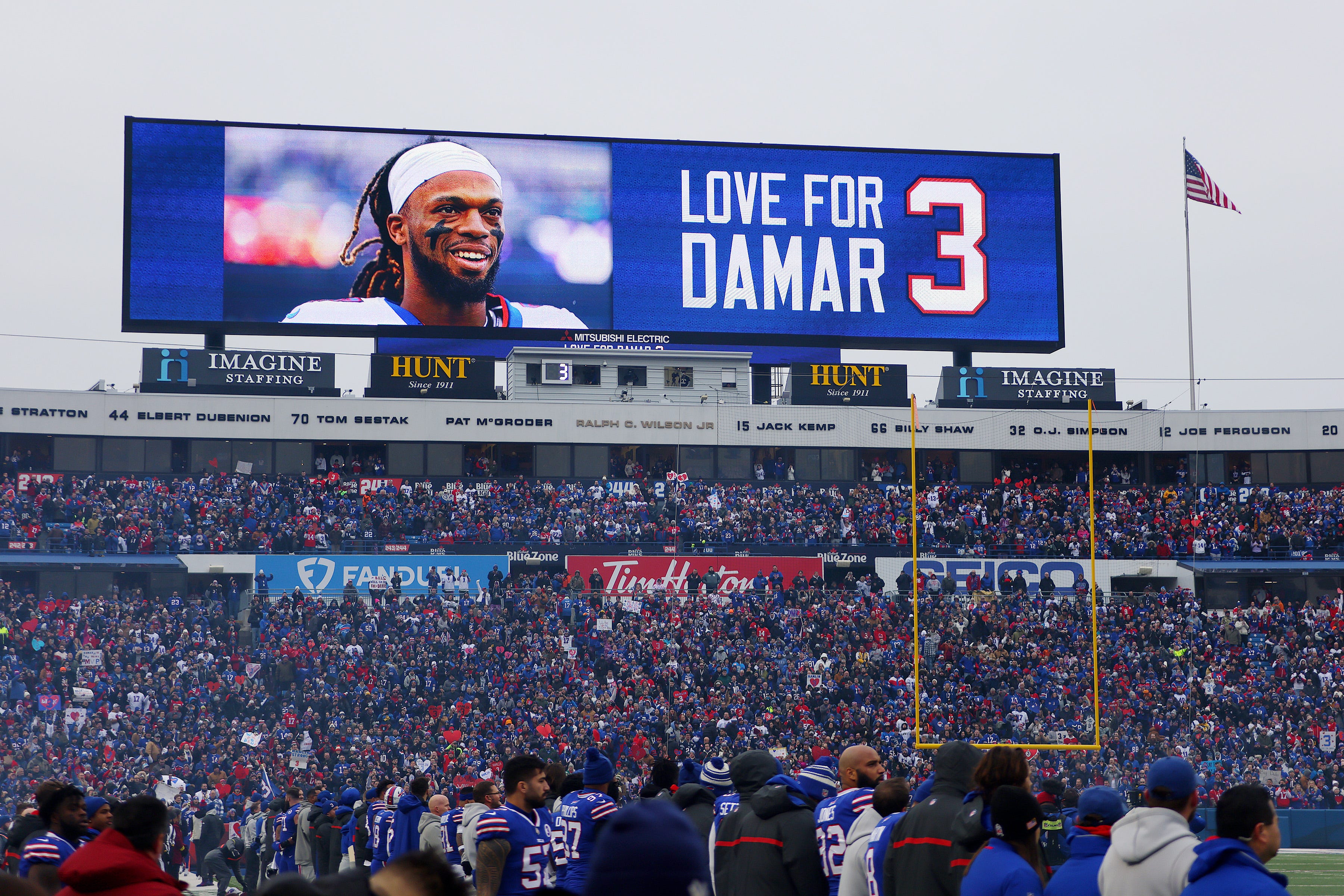 Die Anzeigetafel im Highmark Stadium mit einer Botschaft der Unterstützung für Damar Hamlin während des Spiels zwischen den New England Patriots und den Buffalo Bills am 8. Januar 2023.