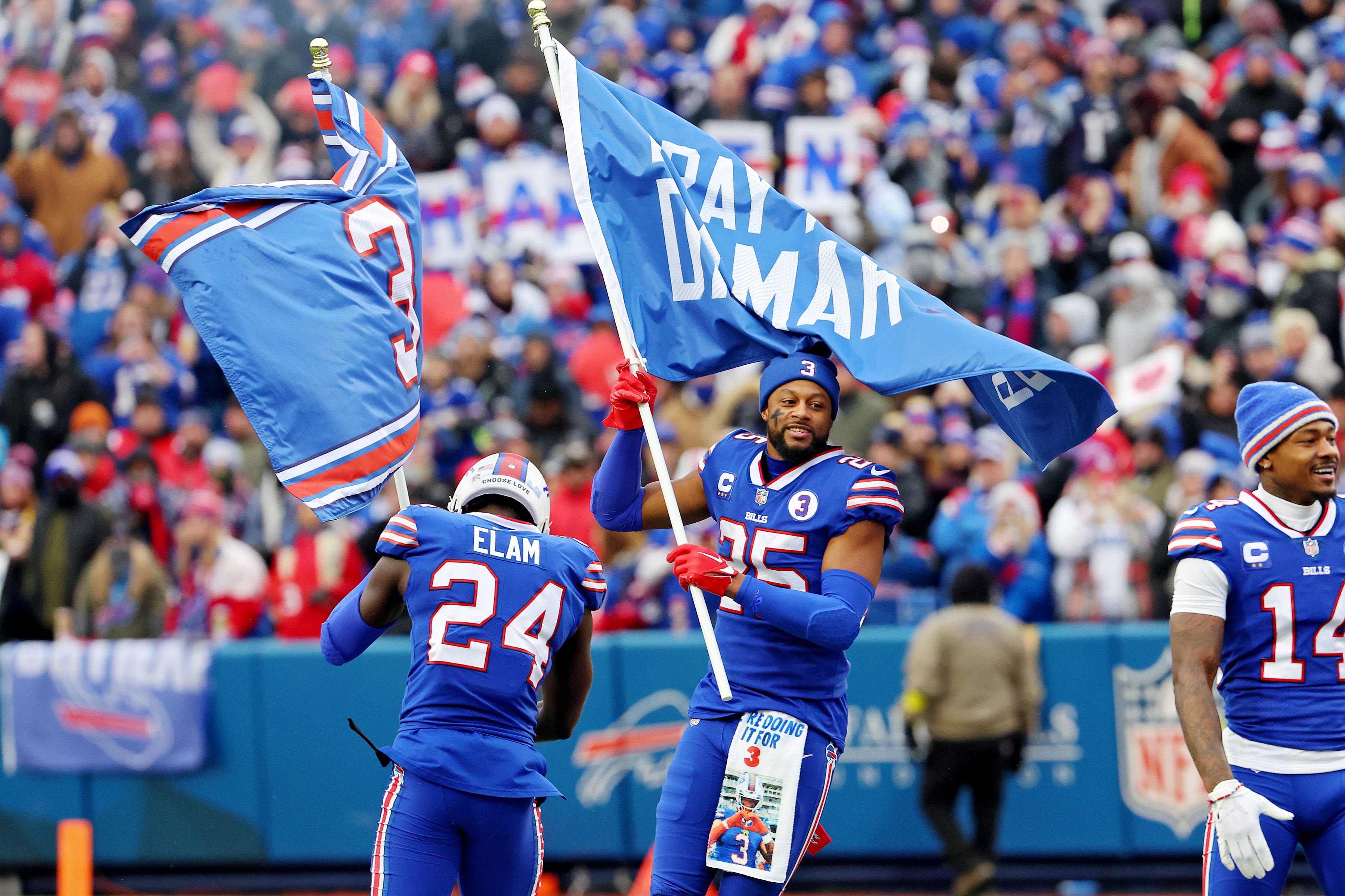 Die Spieler der Buffalo Bills schwenkten am Sonntag während des Spiels gegen die New England Patriots Flaggen zur Unterstützung von Damar Hamlin.