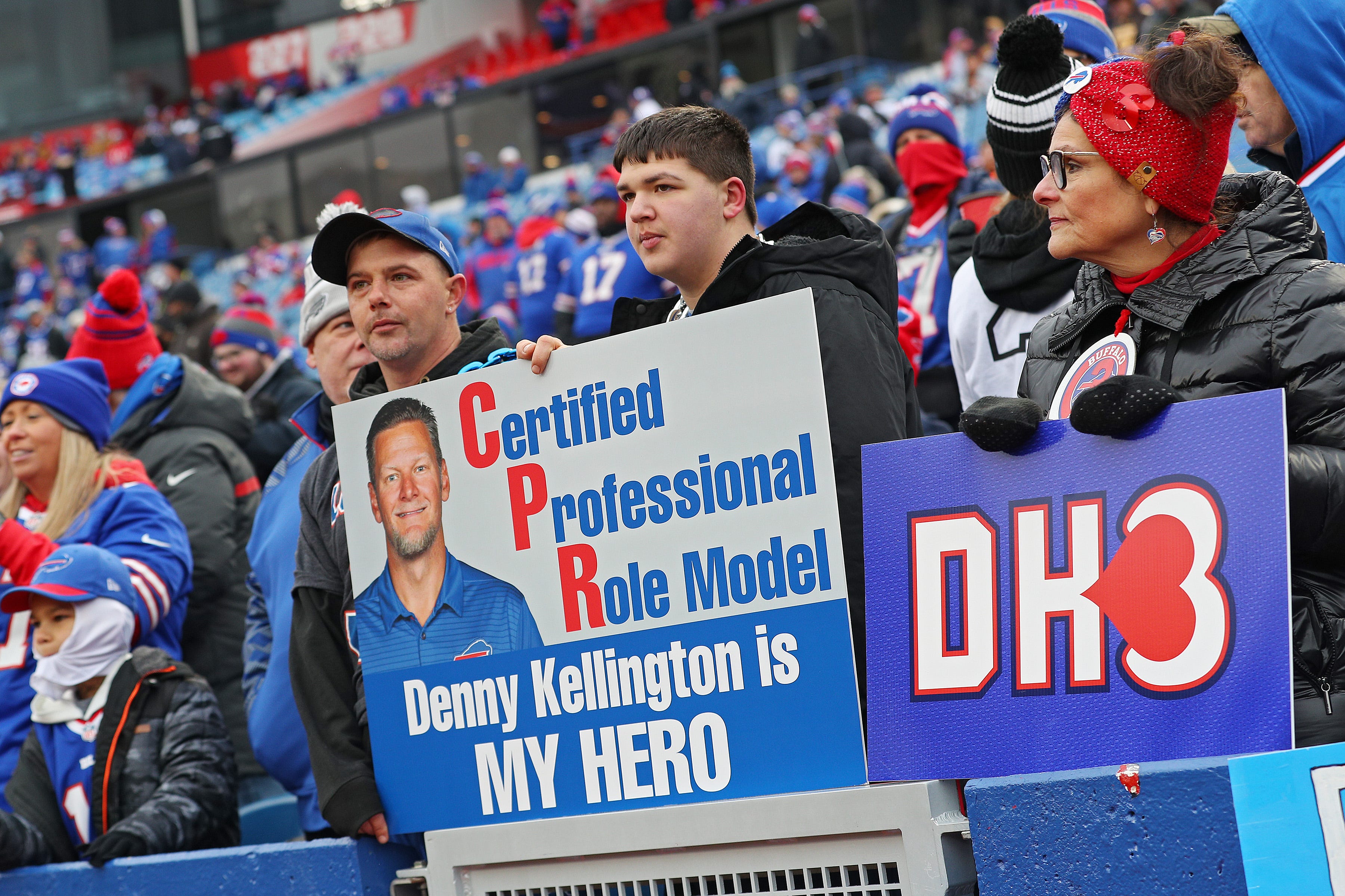 Buffalo Bills Fan halten Schilder zur Unterstützung der Sicherheit von Buffalo Bills Damar Hamlin und Denny Kellington.