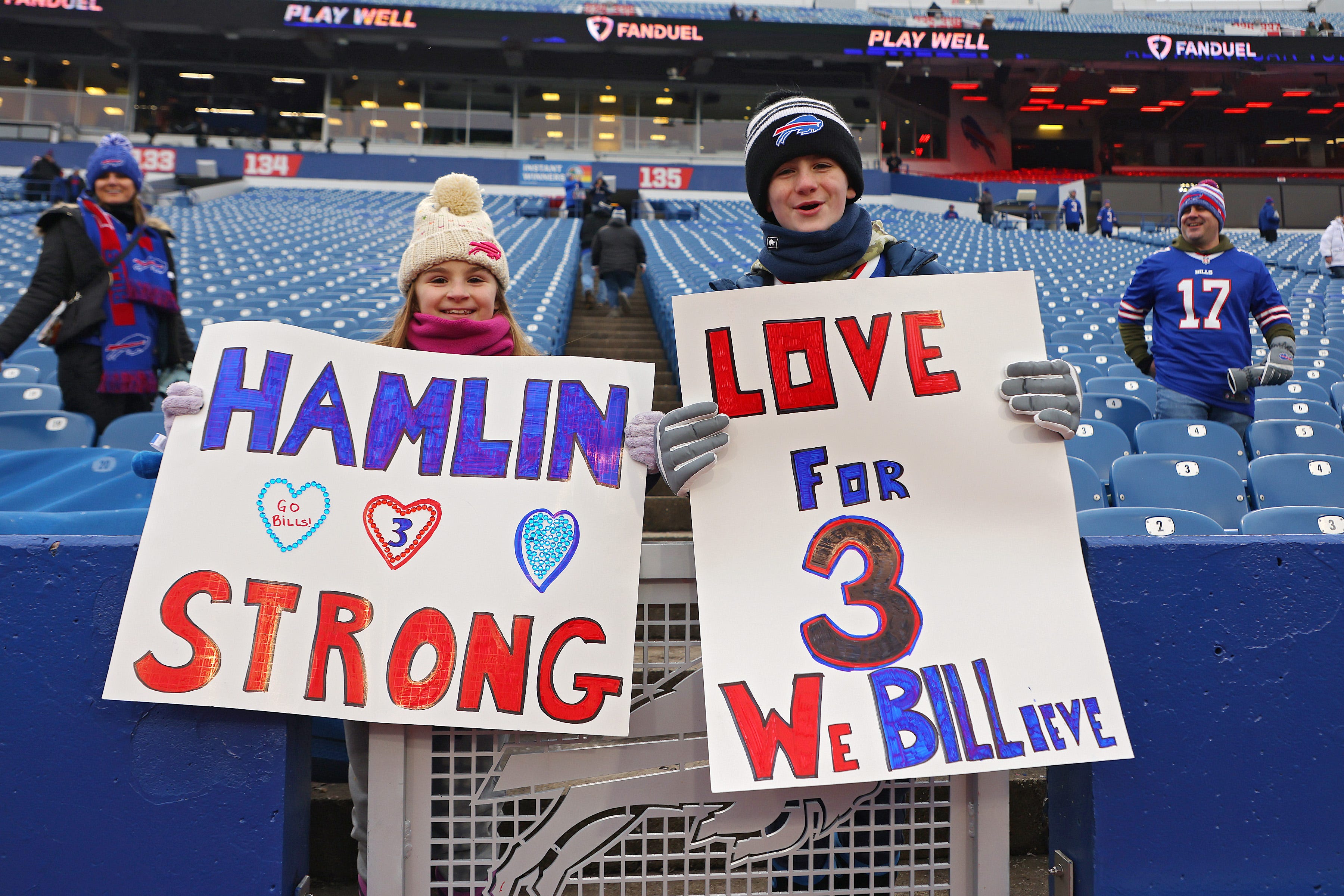 Fans von Buffalo Bills halten Schilder zur Unterstützung der Sicherheit von Buffalo Bills, Damar Hamlin.