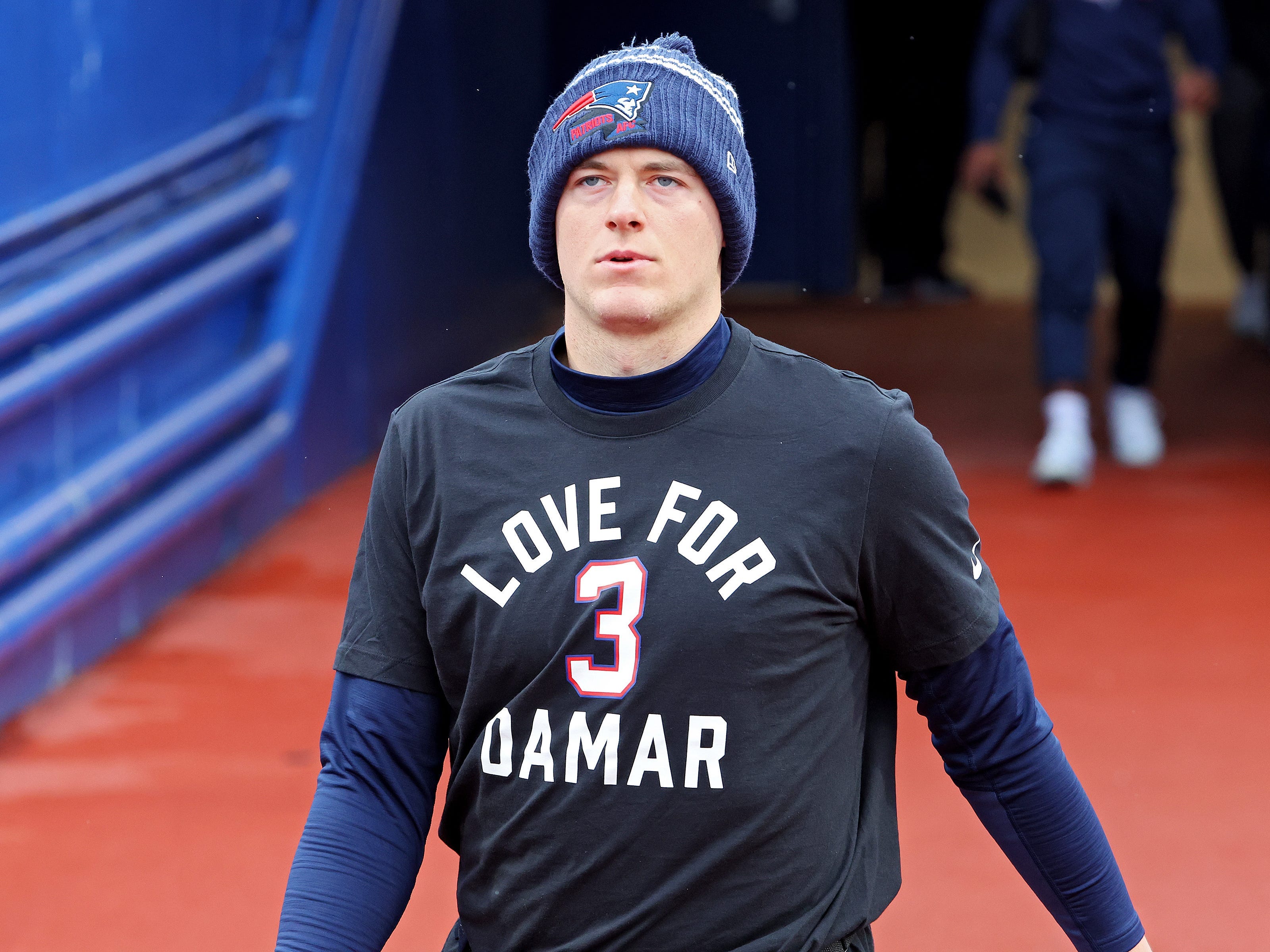 Mac Jones #10 der New England Patriots trägt vor dem Spiel das „Love For Damar“-Shirt.