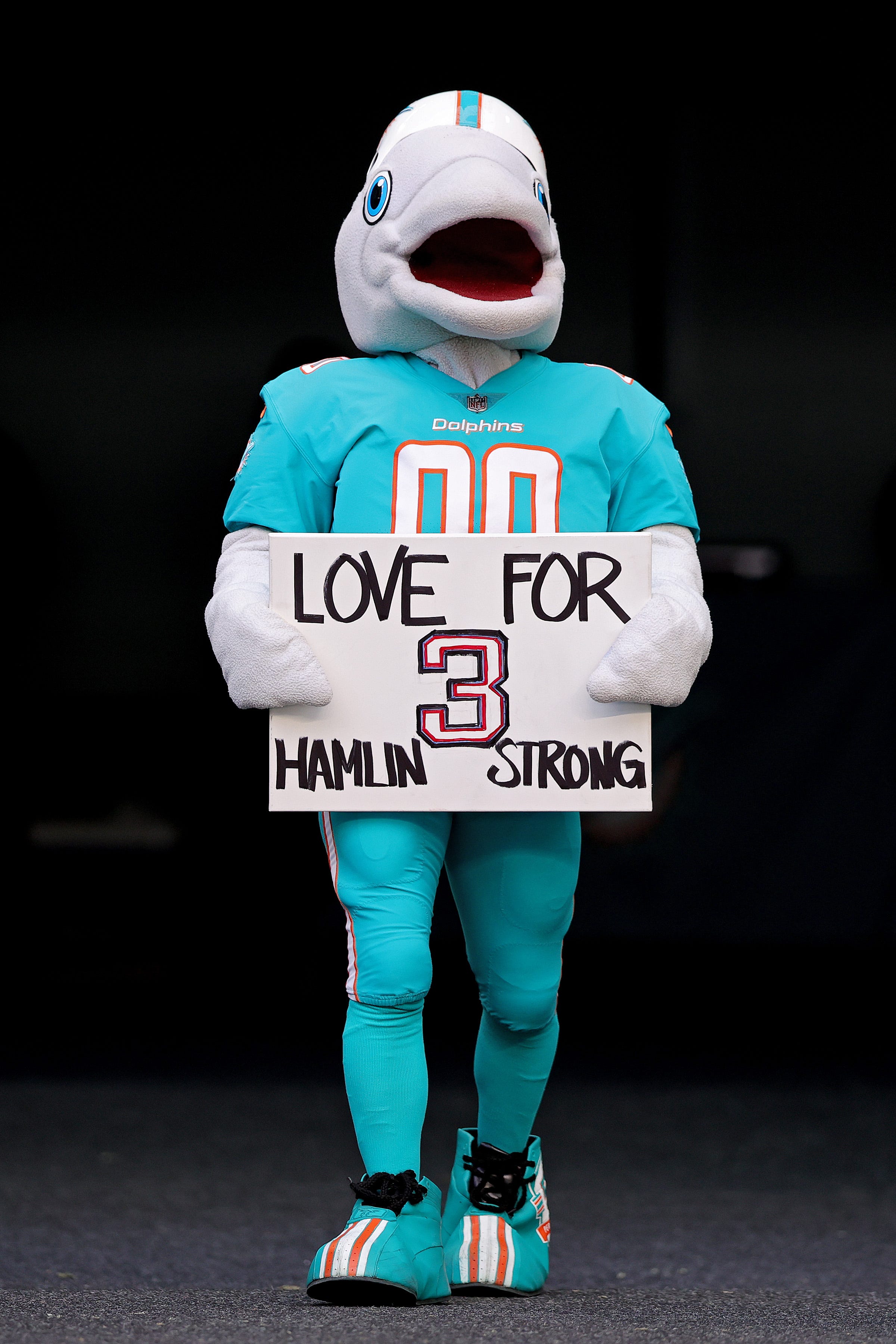 Miami Dolphins Maskottchen TD hält ein Zeichen zur Unterstützung der Sicherheit von Buffalo Bills Damar Hamlin während eines Spiels gegen die New York Jets