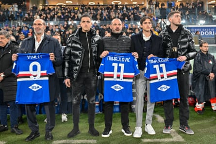 Sampdoria-Präsident Marco Lanna, links, steht mit Cheftrainer Dejan Stankovic und den Söhnen von Sinisa Mihajlovic