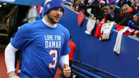 Allen joggt auf das Feld und trägt ein T-Shirt, das Damar Hamlin vor dem Spiel gegen die Patriots Tribut zollt.