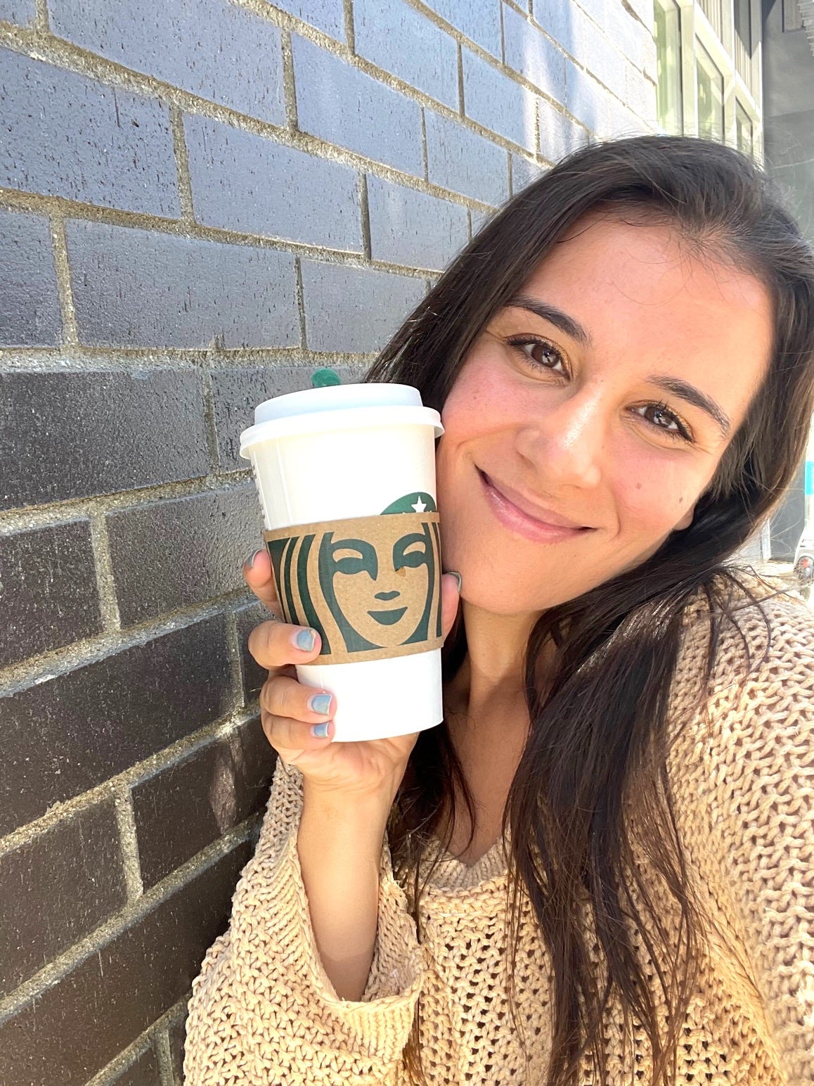 Anneta mit heißem Starbucks Apple Crisp Oatmilk Macchiato