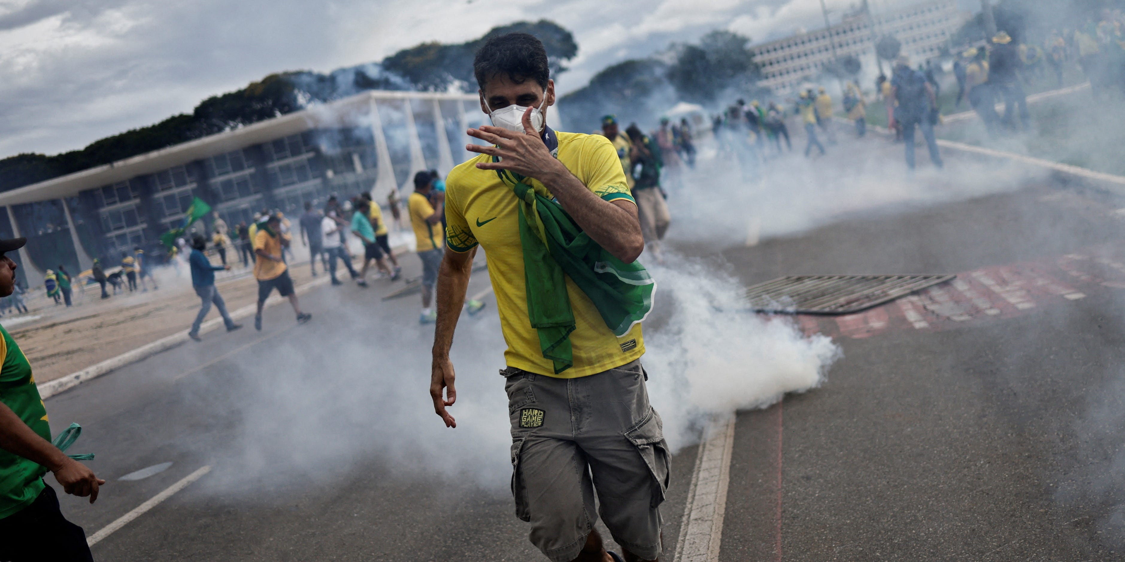 Anhänger des ehemaligen brasilianischen Präsidenten Jair Bolsonaro demonstrieren am 8. Januar 2023 vor dem Planalto-Palast in Brasilia, Brasilien, gegen Präsident Luiz Inacio Lula da Silva.