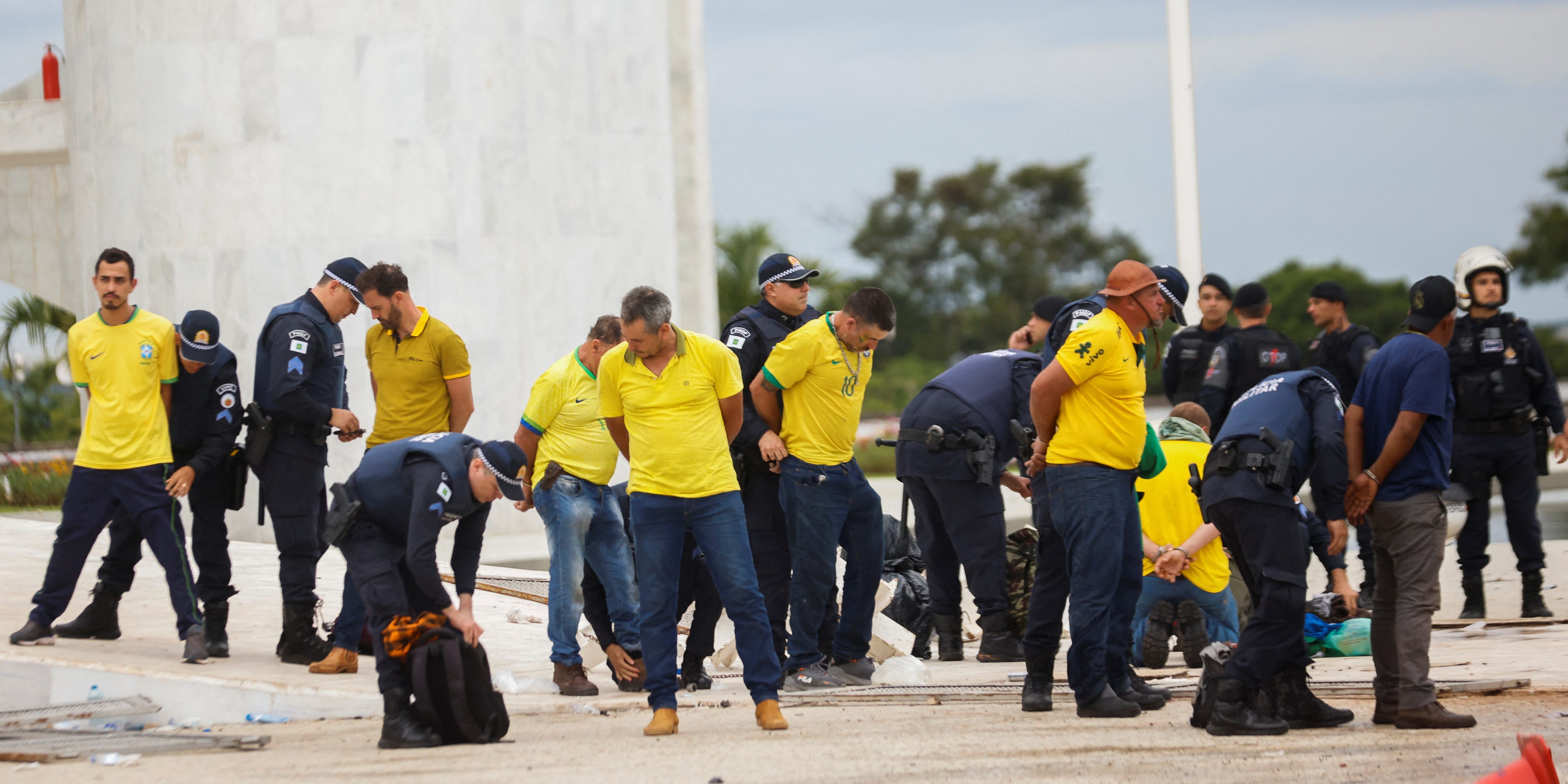 Sicherheitskräfte nehmen Anhänger des ehemaligen brasilianischen Präsidenten Jair Bolsonaro während einer Demonstration gegen Präsident Luiz Inacio Lula da Silva in Brasilia, Brasilien, am 8. Januar 2023 fest.