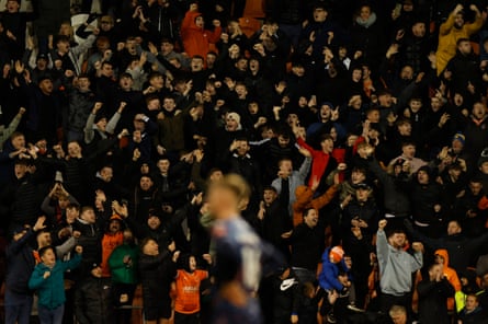 Jubelnde Blackpool-Fans feiern gegen Nottingham Forest
