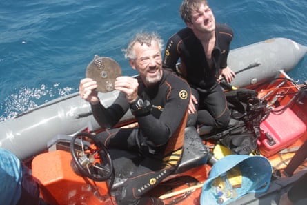 David Mearns, ein professioneller Schiffswrackjäger, mit einem Astrolabium, das auf dem Wrack der Esmerelda vor der Küste von Oman gefunden wurde