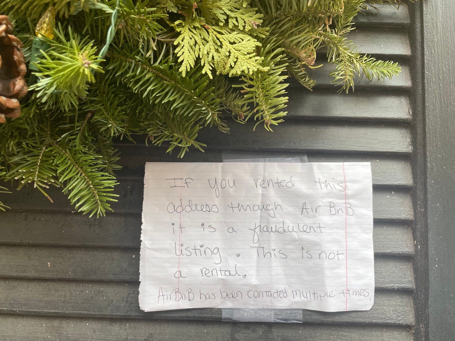Ein Bild der Notiz, die Molly Flaherty an ihrer Haustür angebracht hat.