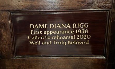 Gedenktafel von Dame Diana Rigg in der Kirche