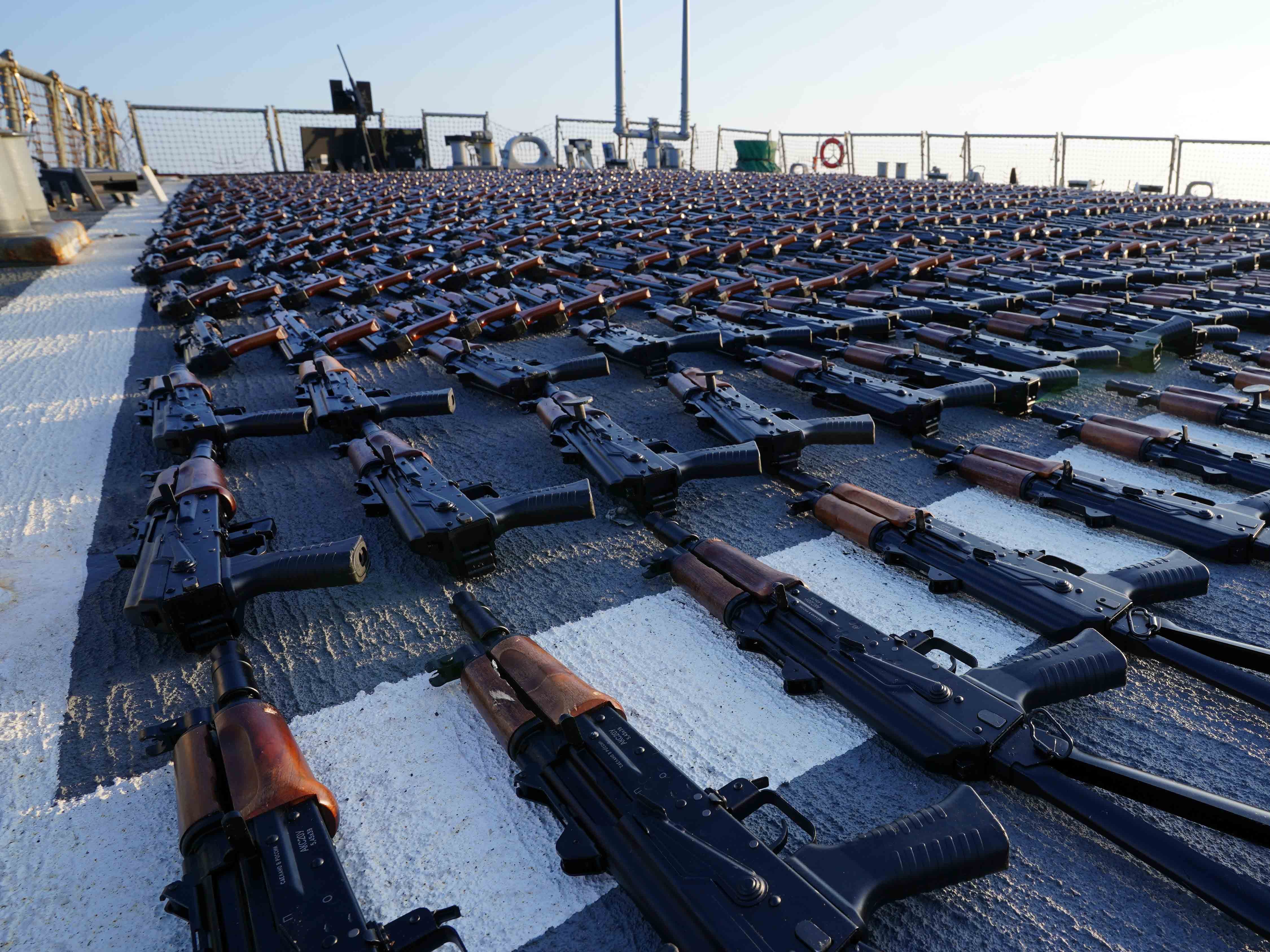 Dutzende von Gewehren, die auf dem Deck des Bootes ausgelegt sind
